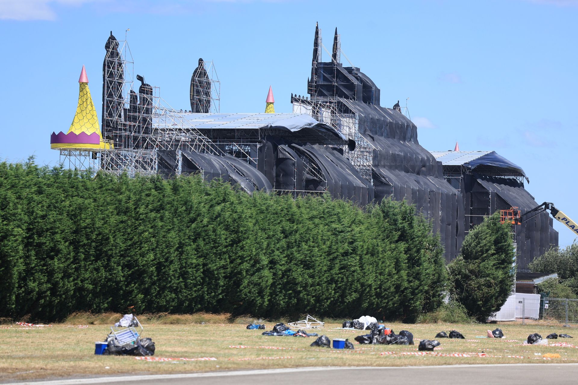 El desmontaje del Boombastic Asturias: basura, neveras portátiles, sillas de camping, calzado...
