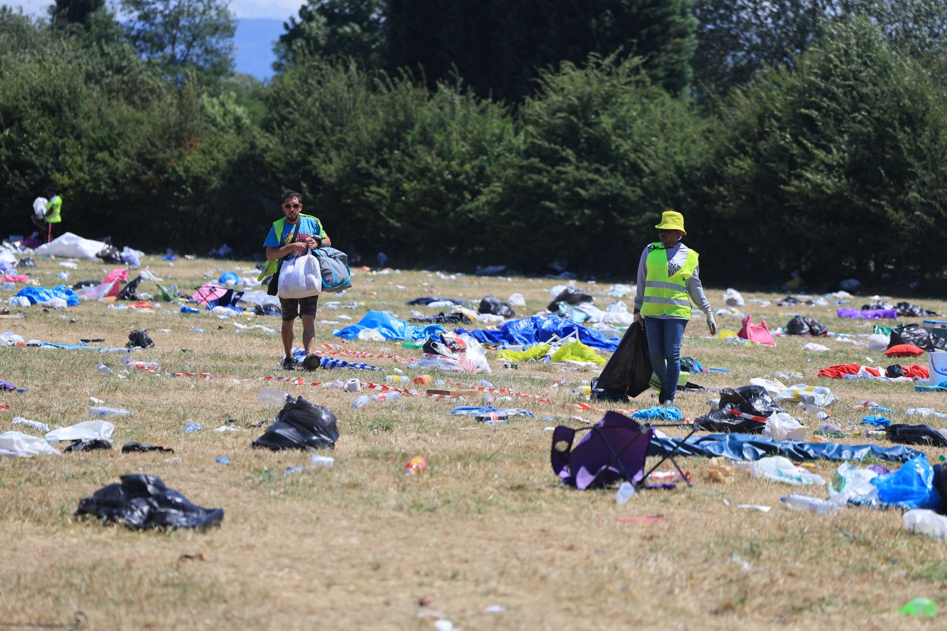 El desmontaje del Boombastic Asturias: basura, neveras portátiles, sillas de camping, calzado...