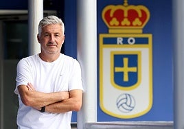 Roberto Suárez, director deportivo del Real Oviedo, posa en las instalaciones de El Requexón en un receso del intenso trabajo que tiene en pleno periodo de fichajes.
