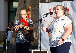 Lorena Corripio durante su actuación junto al gaitero Alfonso Fernández