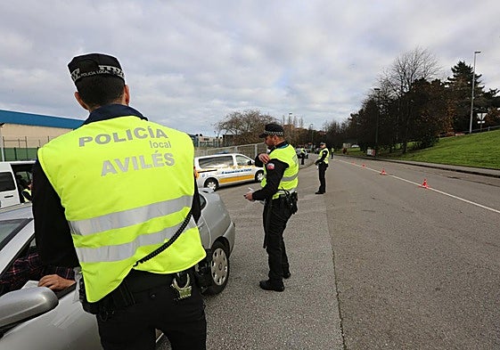 Agentes de la Policía Local en un control realizado en la zona de Los Canapés.