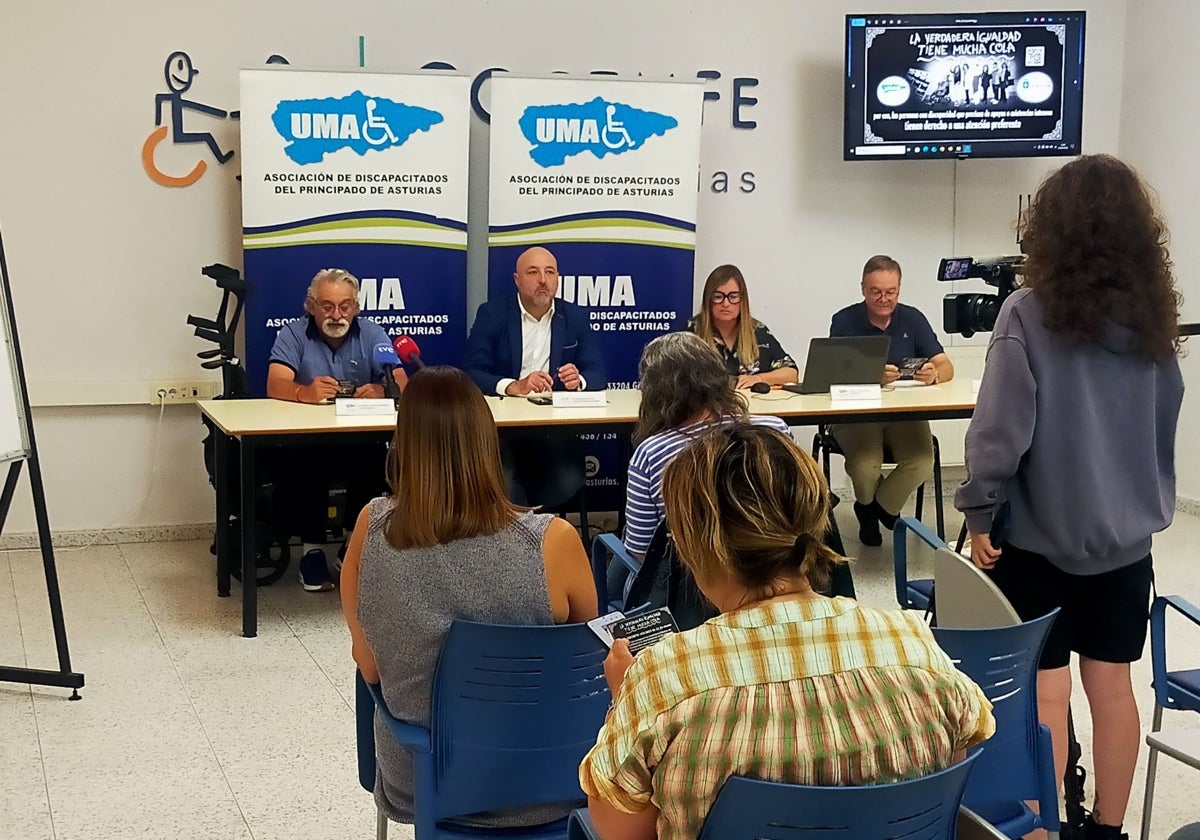 Presentación de la campaña 'La igualdad tiene cola', de la Unión de Discapacitados de Asturias (UMA), a la que asistió el concejal de Servicios Sociales, Guzmán Pendás.