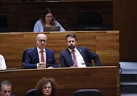 Los populares Luis Venta y Álvaro Queipo siguen el pleno sobre financiación desde sus escaños.
