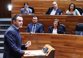 Guillermo Peláez comparece ante la Junta ante la mirada de Adrián Barbón y Gimena Llamedo.