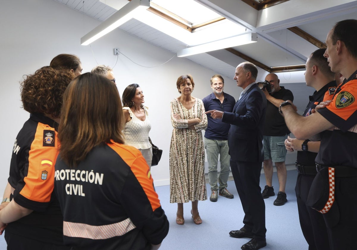 Luis Moreno conversa con la alcaldesa en las nuevas instalaciones de Protección Civil.