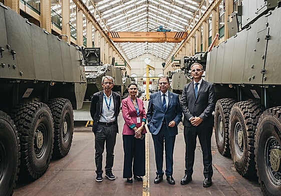Sergio Menéndez, responsable de Seguridad Industrial de Santa Bárbara Sistemas; Raquel Fernández, directora de Recursos Humanos de la compañía; Alfredo Canteli, alcalde de Oviedo; y Raúl Marcos, director de fábrica de la planta de Trubia de Santa Bárbara Sistemas.