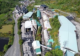 Naves exteriores de la mina que Blue Solving y Combayl querían volver a equipar con la subvención del Instituto para la Transición Justa y que el Principado prevé ahora demoler en la restauración ambiental.