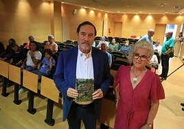 Marta Elena Díaz, secretaria de La Serrana, y el escritor Antonio Fernández, ayer en la presentación.