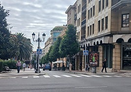 El paso de cebra iluminado en el final de la calle de Gil de Jaz.