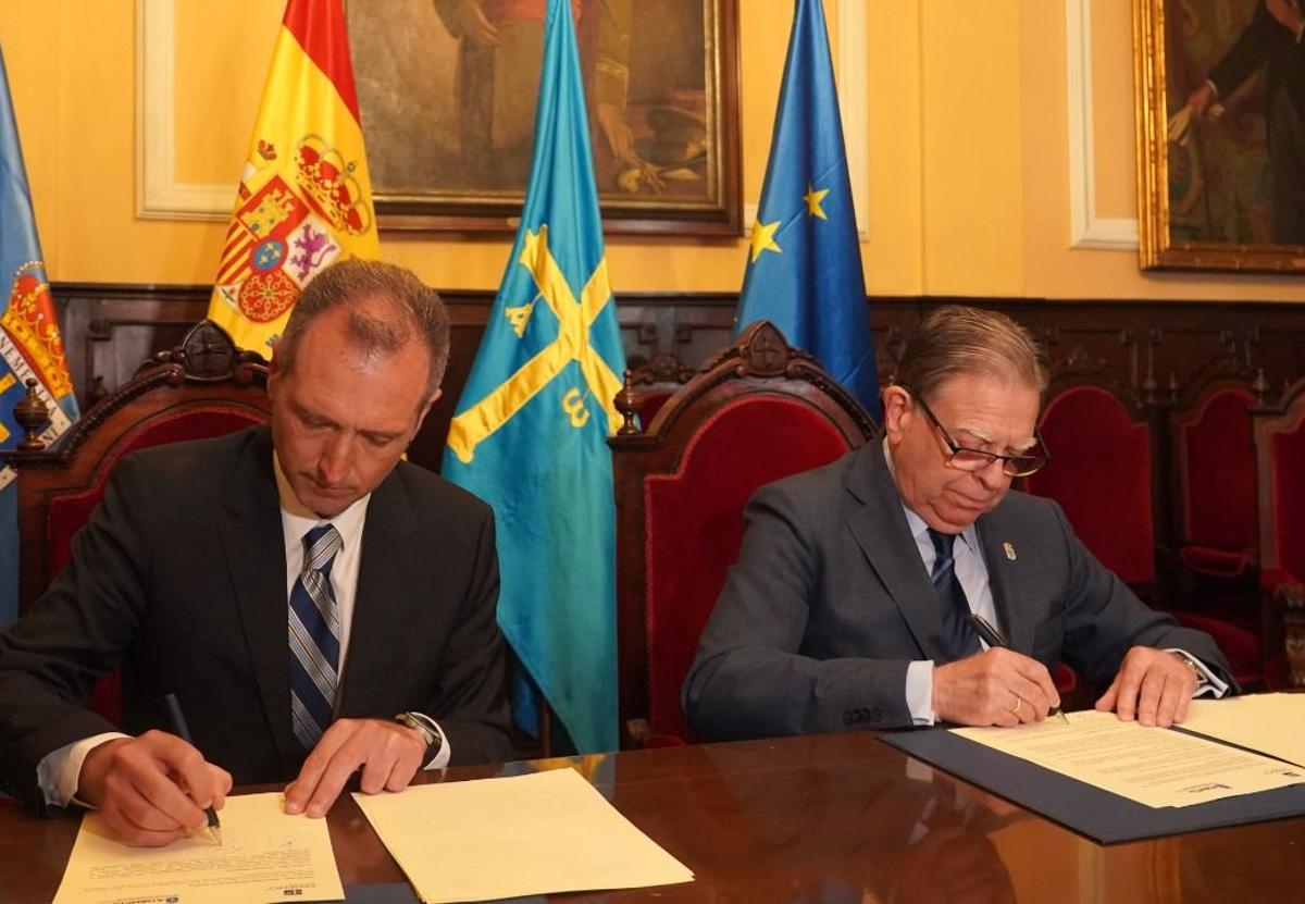 El director de Sekuens, David González, y el alcalde de Oviedo, Alfredo Canteli, durante la firma del convenio.
