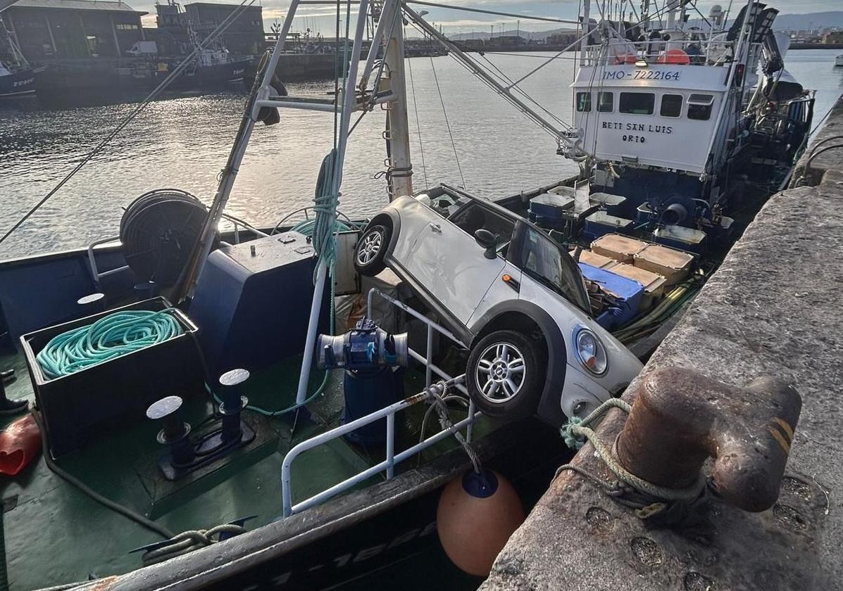 Estado en el que quedó el coche tras caer al barco en El Musel.