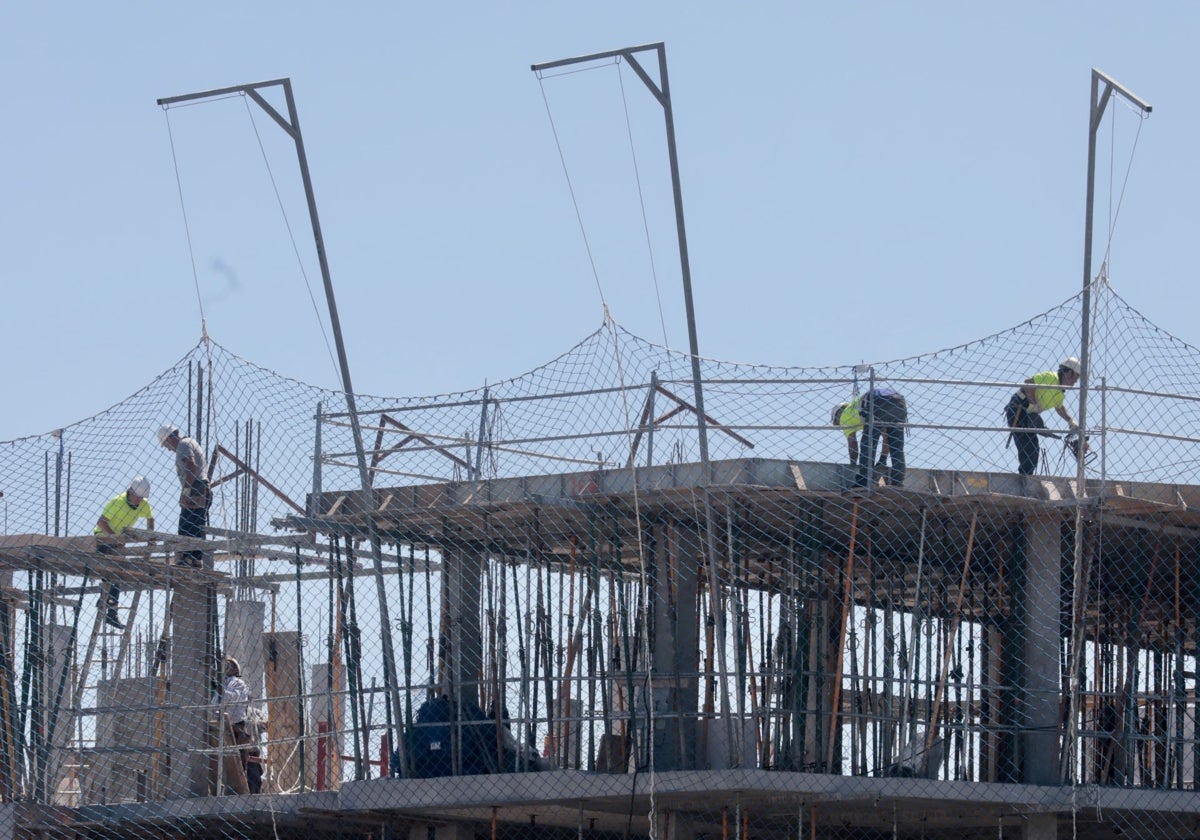 Varios operarios trabajando en la construcción de un edificio.