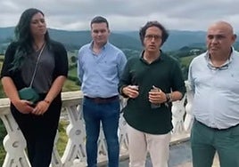 Esther López, junto a compañeros del partido en Tineo y el diputado y presidente de Vox en Asturias, José María Figaredo.