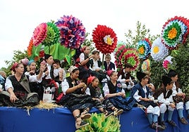 Desfile de carrozas de las fiestas del Bollu de Arriondas.