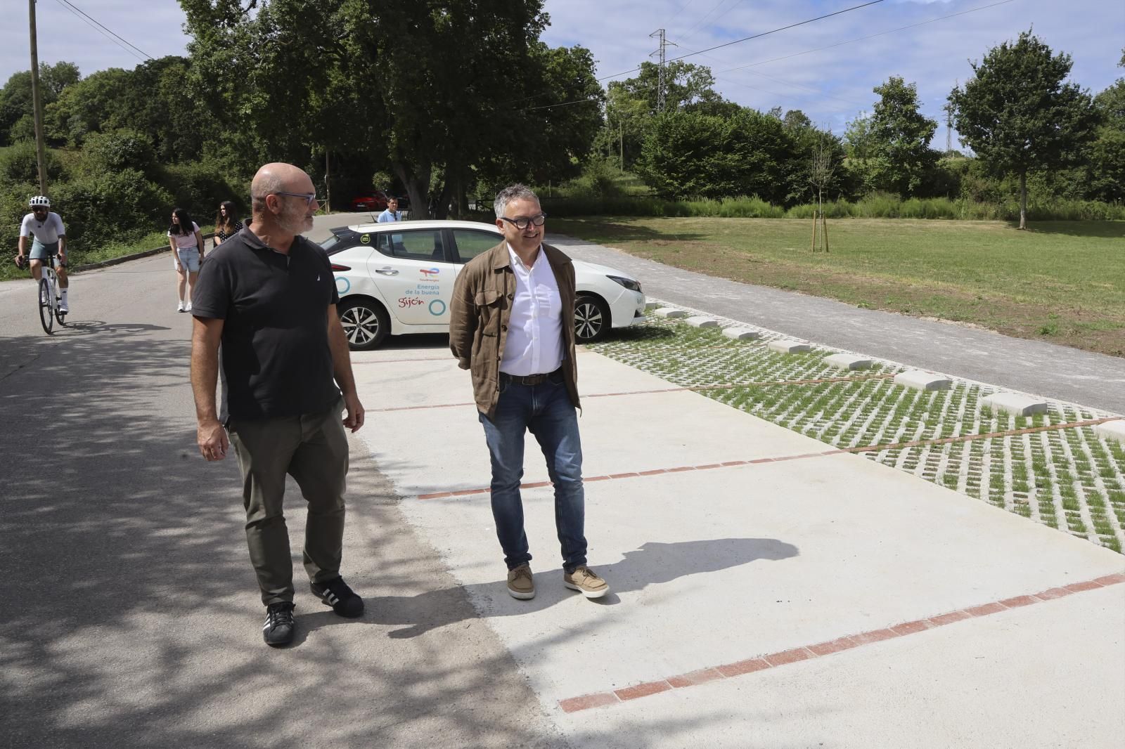 El presidente vecinal de Granda, Chus Barrientos, y el edil de Infraestructuras, Gilberto Villoria, en las nuevas plazas de aparcamiento