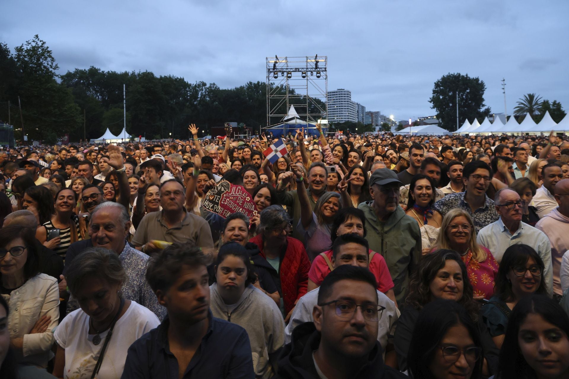 Juan Luis Guerra llena Gijón de burbujas de amor