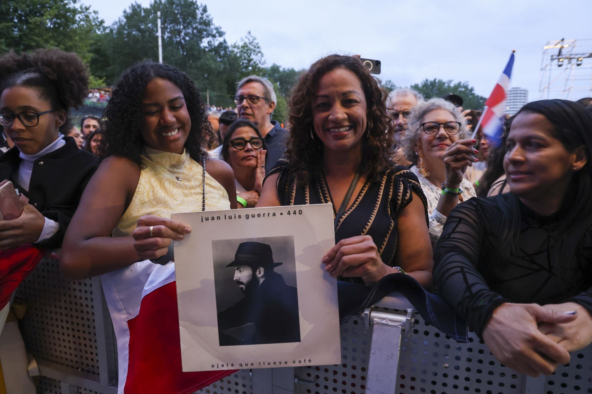 Juan Luis Guerra llena Gijón de burbujas de amor