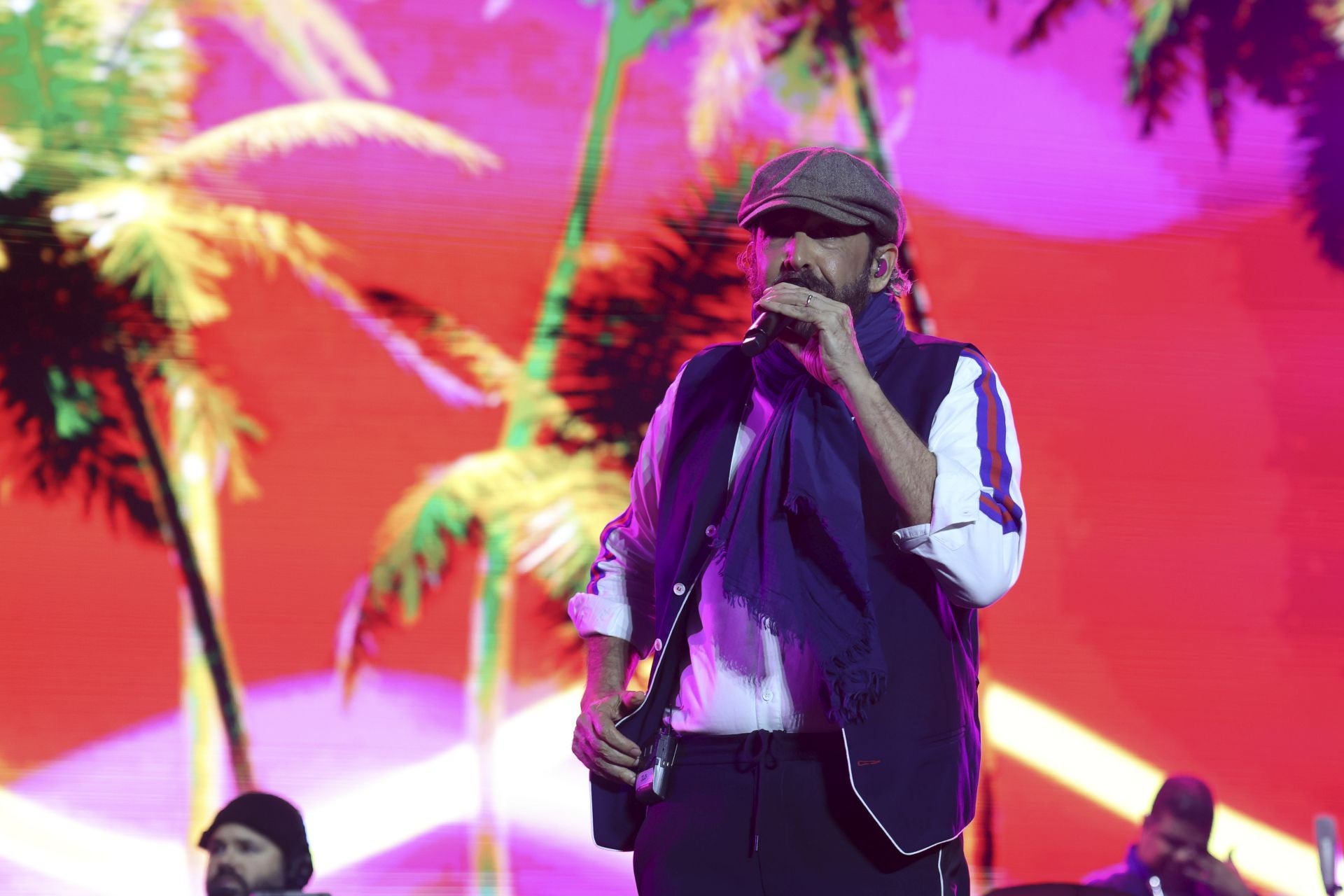 Juan Luis Guerra llena Gijón de burbujas de amor