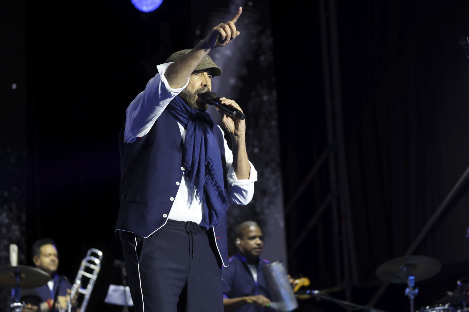Juan Luis Guerra llena Gijón de burbujas de amor