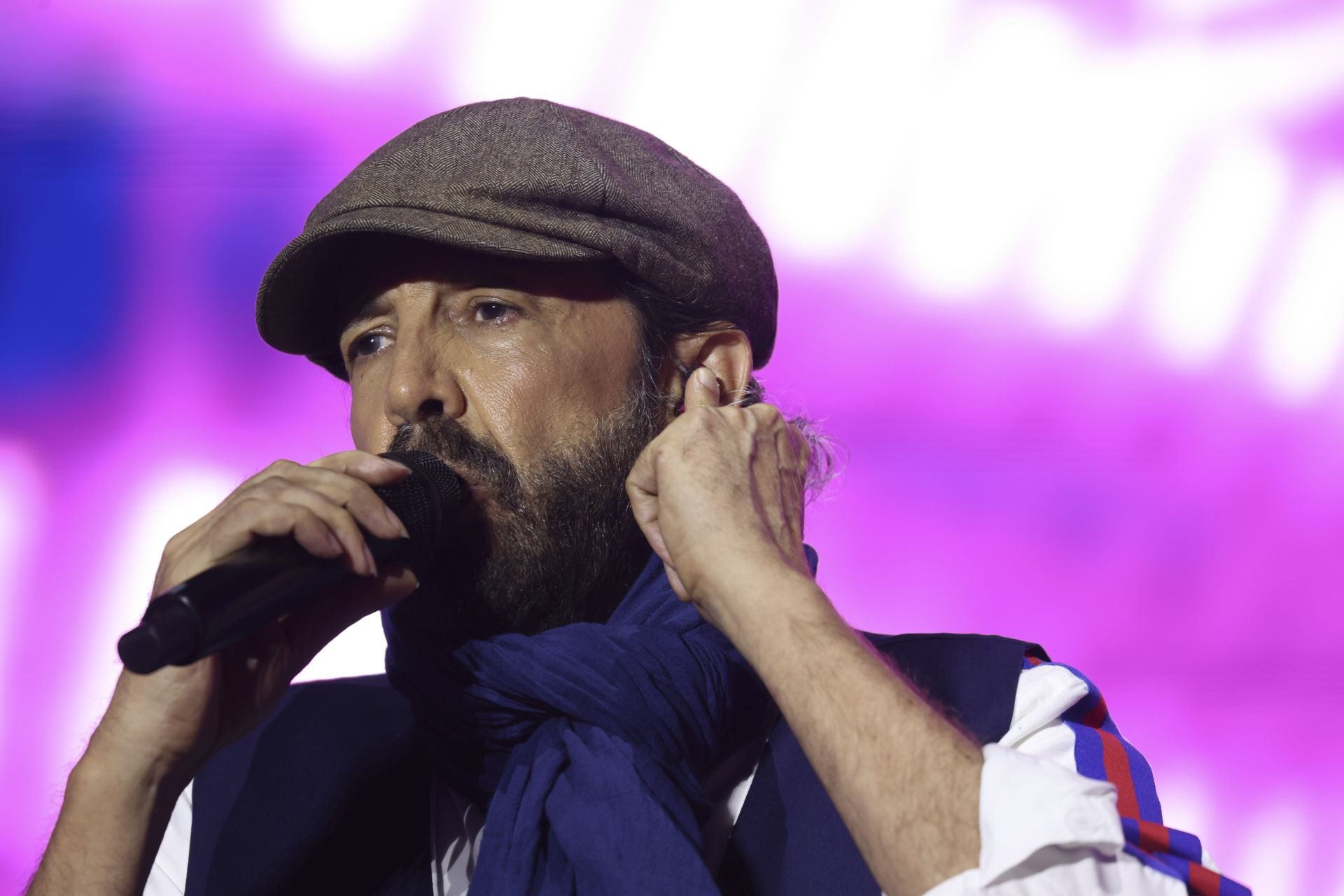 Juan Luis Guerra llena Gijón de burbujas de amor