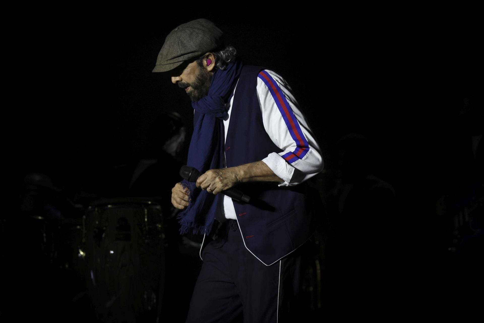 Juan Luis Guerra llena Gijón de burbujas de amor
