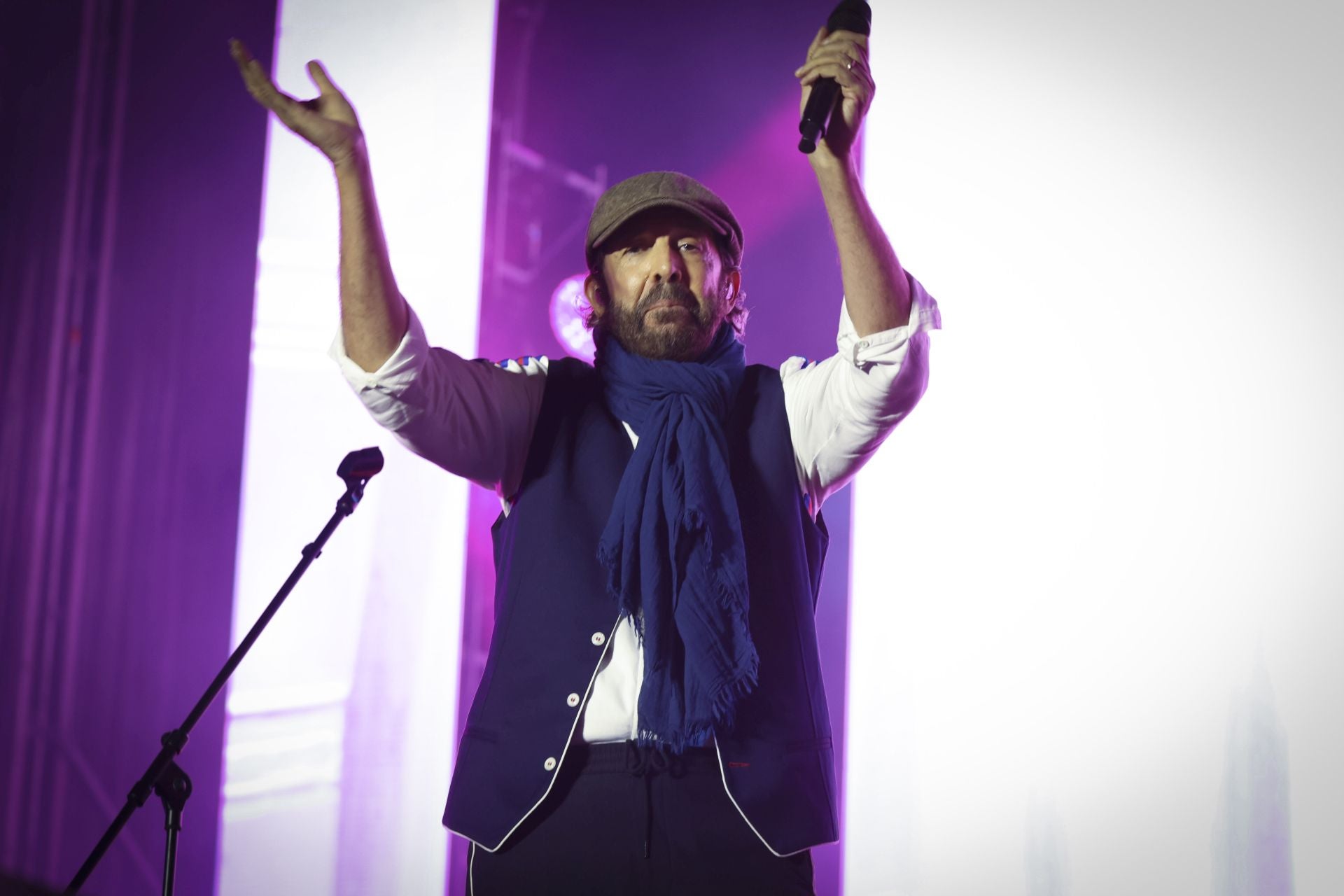 Juan Luis Guerra llena Gijón de burbujas de amor