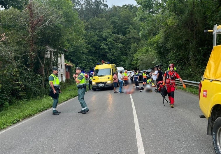 Ocho heridos, dos de ellos menores, en un grave accidente en Llanes