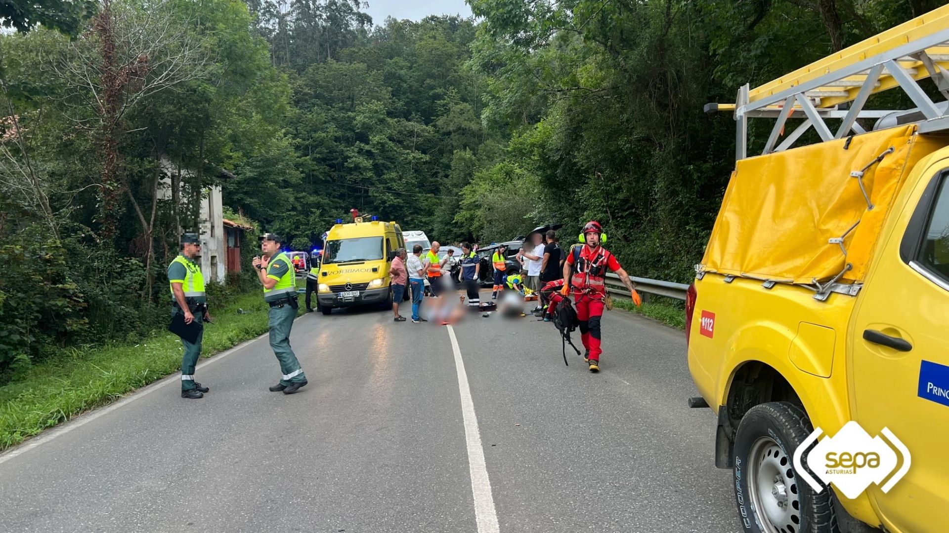 Agentes de la Guardia Civil, efectivos de los Bomberos de Asturias y sanitarios, en el lugar del accidente.