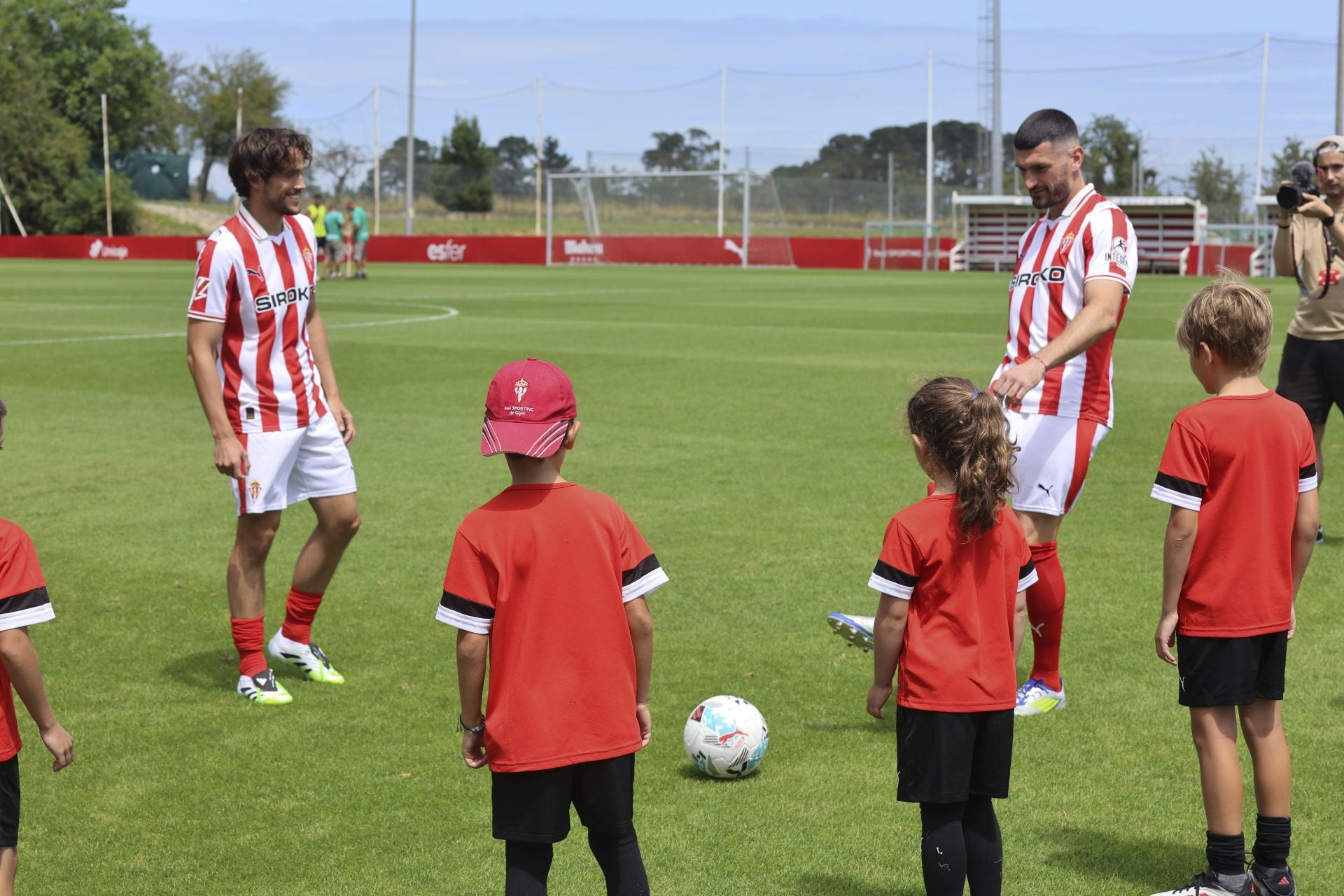 Así fue la presentación oficial de Álex Corredera y Pablo Vázquez en el Sporting