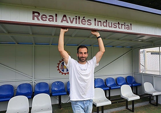 Edu Campabadal, en el entrenamiento de la tarde de este lunes del Real Avilés en el Suárez Puerta.