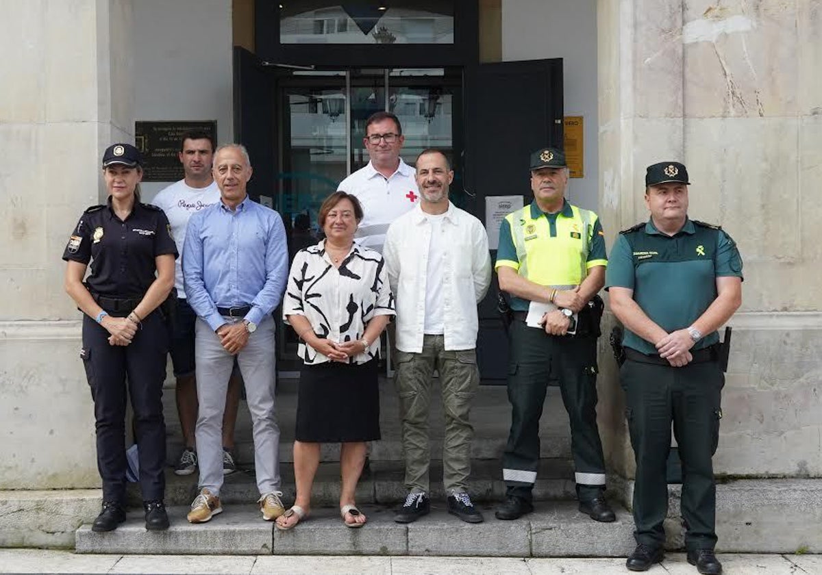 Por la izquierda en primera línea, la inspectora jefe Ana Álvarez; los ediles Jesús Abad y Ana Rosa Nosti, el alcalde, Ángel García; el sargento primero de la Guardia Civil Francisco Escobar y el sargento Daniel Suárez. Detrás, los responsables de Protección Civil y del hospital de campaña, Saúl Ordiales y Matías Amaro.