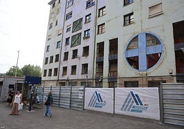 Los edificios están vallados y los trabajos se centran en la zona del antiguo centro de salud.