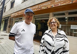 Los hermanos Ignacio e Inmaculada Molpeceres Aragonés, delante del local de la calle Felipe V.