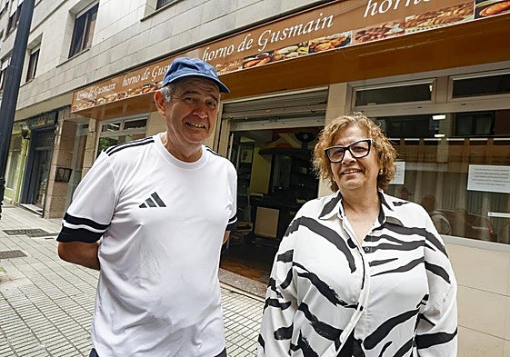 Los hermanos Ignacio e Inmaculada Molpeceres Aragonés, delante del local de la calle Felipe V.