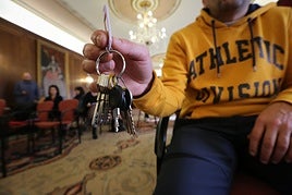 Entrega de las llaves en el Ayuntamiento a los primeros beneficiarios del programa housing first.