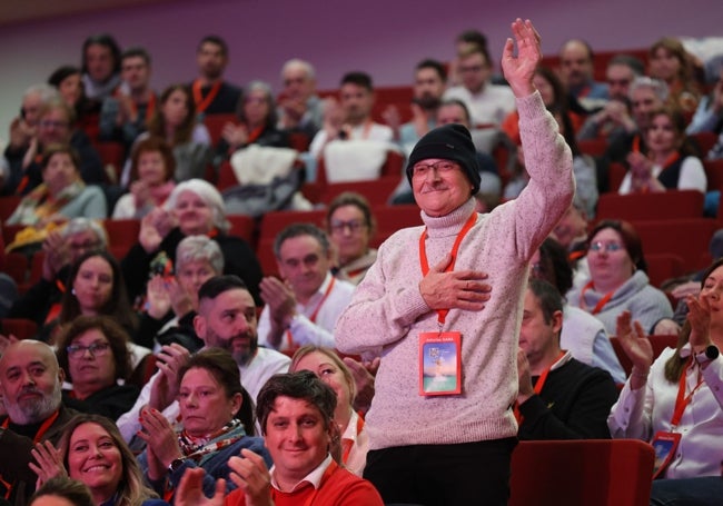 Un agradecido Antonio Trevín recibe el aplauso unánime de los cuadros y militantes reunidos en el último congreso autonómico de la FSA, en enero.