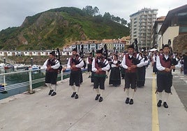 La Banda Gaites Candás tocando en el muelle de la villa