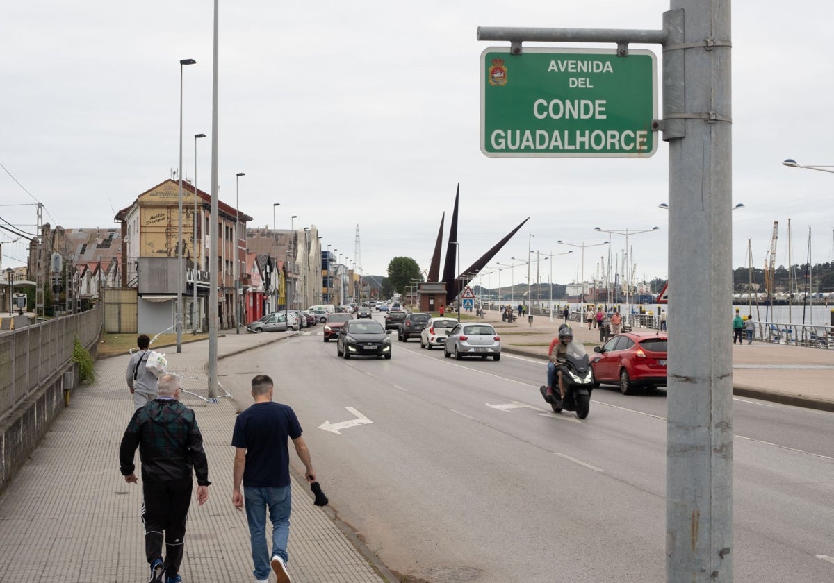 Avenida del Conde Guadalhorce junto al paseo de la ría de Avilés.