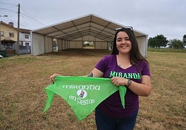 Gemma García en el prao donde este fin de semana se celebran las fiestas de Miranda, en Avilés.