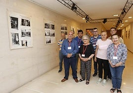 Algunos miembros de la Asociación de Sordos de Gijón posan junto a la exposición.