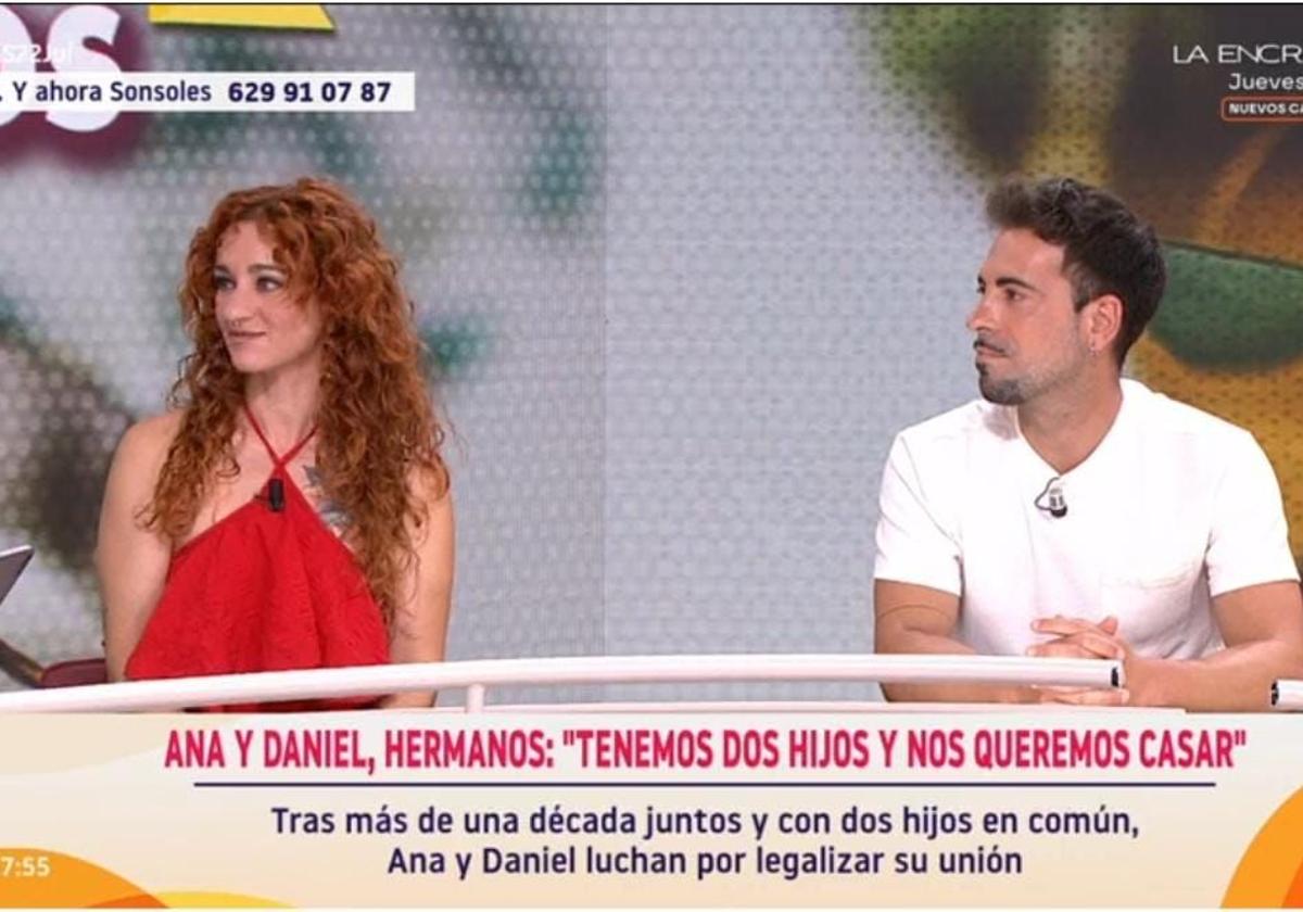 Ana y Daniel, novios y hermanos de padre.