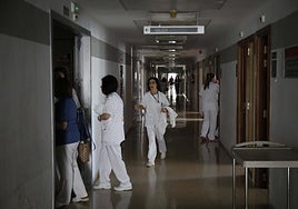 Profesionales sanitarios en una de las plantas del Hospital San Agustín, de Avilés.