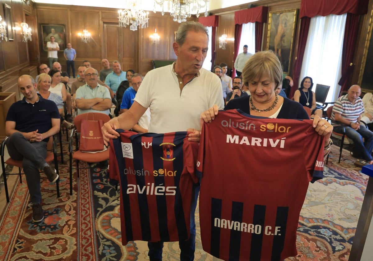 El presidente del Navarro le regaló una camiseta a la alcaldesa de Avilés.