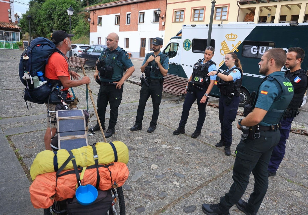 Un peregrino es atendido por la Guardia Civil y los gendarmes franceses, en Cudillero.