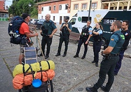 Un peregrino es atendido por la Guardia Civil y los gendarmes franceses, en Cudillero.