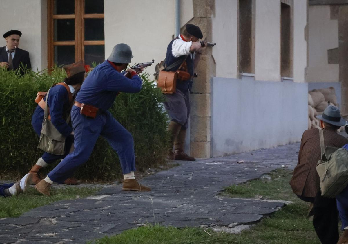 Escena de una de las recreaciones históricas llevadas a cabo por Asociación Frente del Nalón en Candamo.