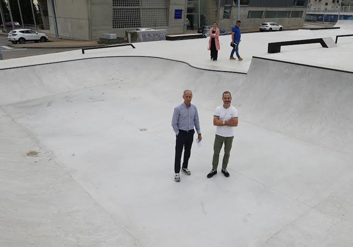 El alcalde de Siero, Ángel García, y el edil de Deportes, Jesús Abad, en la nueva pista de skate