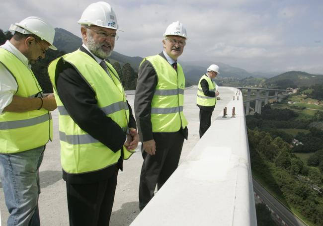 Trevín con uno de sus leales, José Luis Villaverde, visitando en 2011 el viaducto de la Concha de Artedo, el más alto de Asturias y pieza clave de la autovía del Cantábrico.