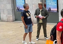 Xuso Jones, en la calle de La Cámara de Avilés, con un concursante.