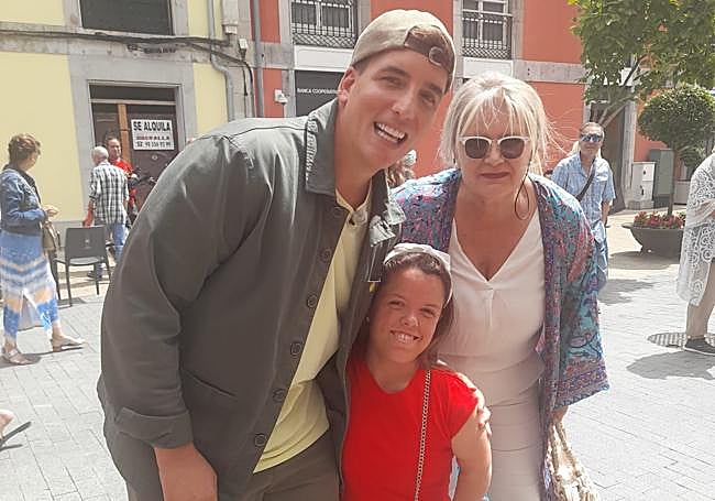 Xuso Jones, con dos seguidoras en Avilés.